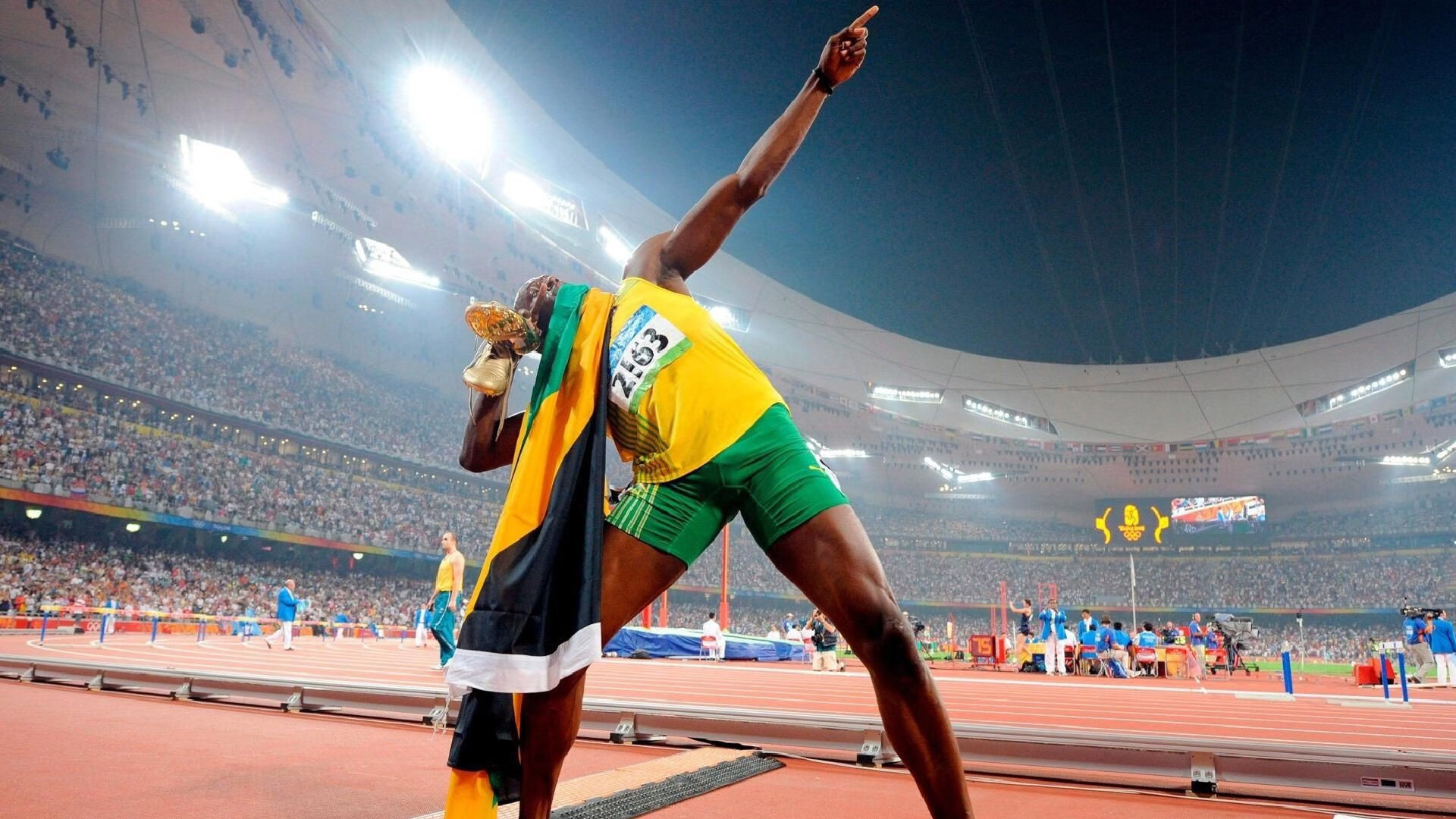 9岁滑板选手马泽尔在亚运村收集纪念徽章，称赞冰激凌美味。