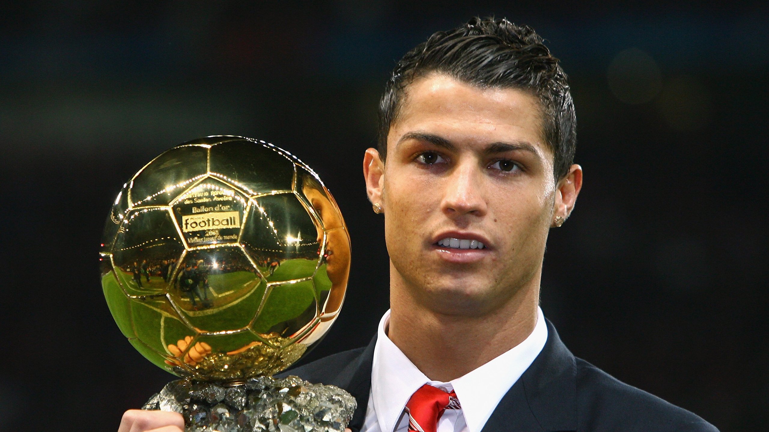 德甲城市足球发展快速，全国范围推广足球运动，德甲踢球风格